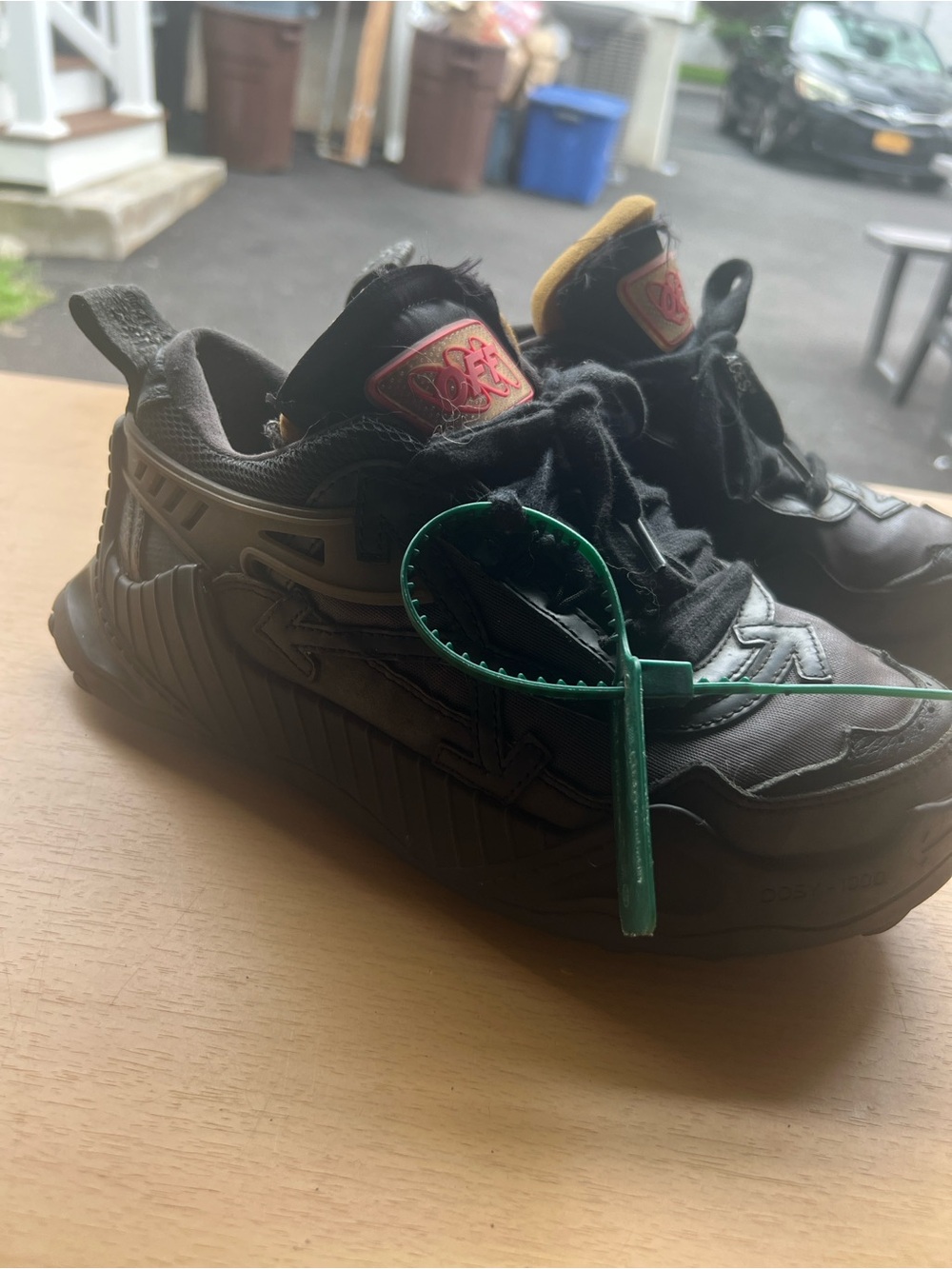 OFF-WHITE ODSY-1000 'BLACK GREY FUCHSIA' Men’s Size 39 Sneakers